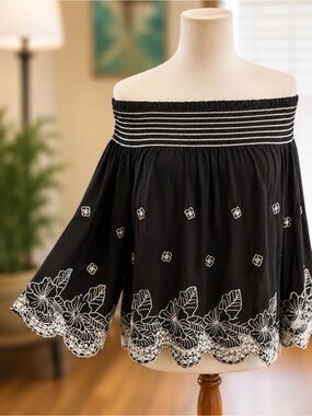 Romeo + Juliet Couture Off Shoulder Embroidered Peasant Slightly Cropped Top L